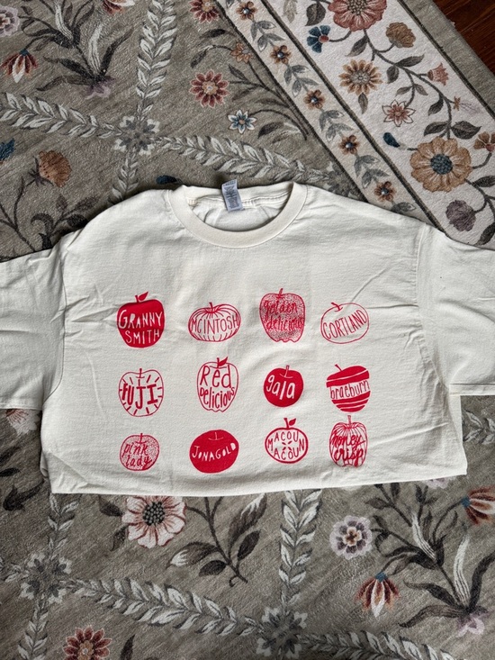 Gildan Tops - Gildan Cream Short Sleeve Tee with Red Apple Graphic Grid